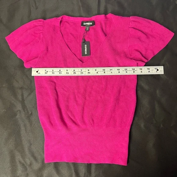 EXPRESS Fushia Pink Women's V-Neck Short Sleeve Sweater Top - Picture 2 of 4